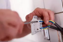 "אמפר (Ampere) – יחידת המידה הסטנדרטית לזרם או יותר נכון למדידת מהירות הזרם החשמלי"